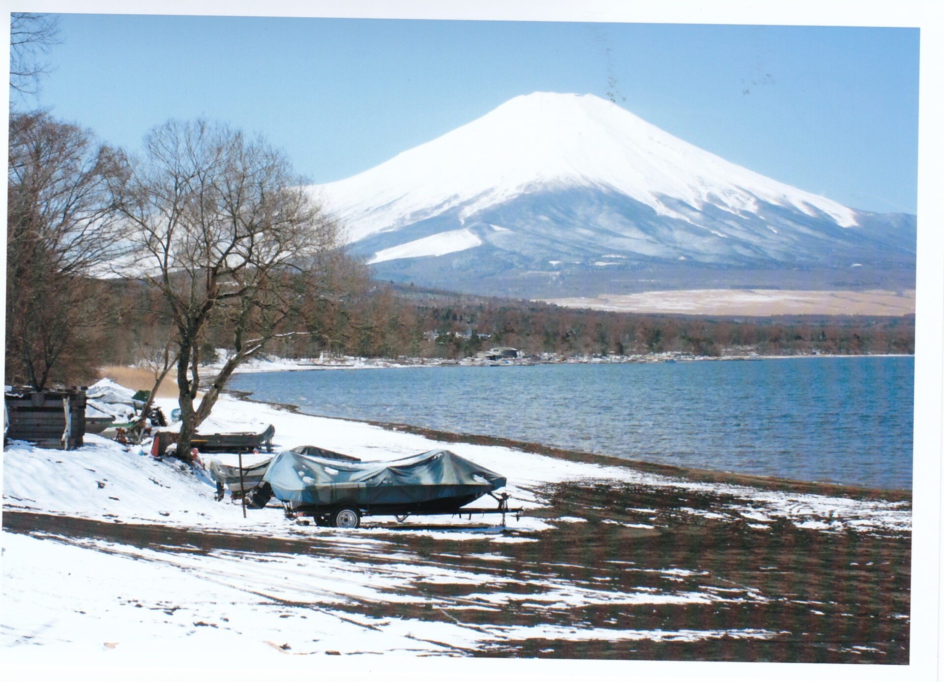 山中湖から富士山を望む　　　山梨県